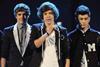 One-Direction-On-Stage-Main_article_image.jpg
