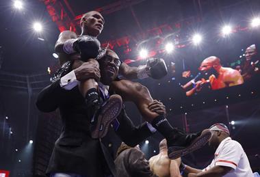 2025-04-26T222925Z_498792976_UP1EL4Q1QGZKZ_RTRMADP_3_BOXING-MIDDLEWEIGHT-EUBANK-BENN