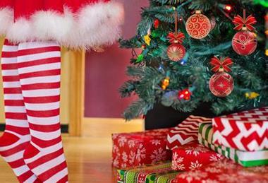decorating-christmas-tree-2999722_1920_article_image.jpg