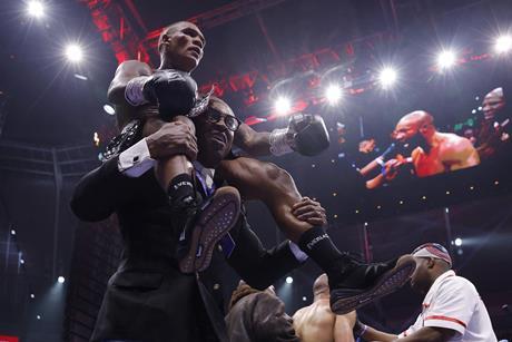 2025-04-26T222925Z_498792976_UP1EL4Q1QGZKZ_RTRMADP_3_BOXING-MIDDLEWEIGHT-EUBANK-BENN