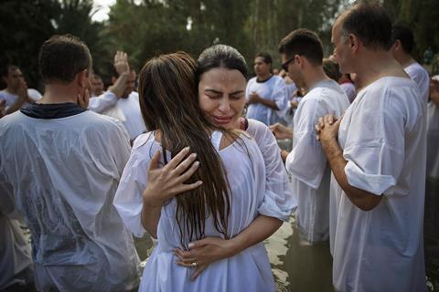 pc-141015-brazilian-christians-baptism-01