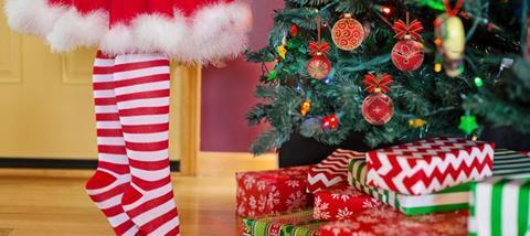 decorating-christmas-tree-2999722_1920_article_image.jpg